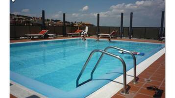 Piscina stagionale all'aperto, lettini