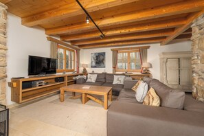 Alpehytte – panorama, 4 soverom, badstue (Incl. 407 EUR cleaning fee) | Oppholdsområde | LCD-TV og peis