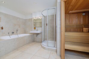 Panoramic Chalet, 4 Bedrooms, Sauna (Incl. 407 EUR cleaning fee) | Bathroom | Free toiletries, hair dryer, towels, soap - AvenidA Panorama Chalet by Alpin Rentals (Piesendorf)