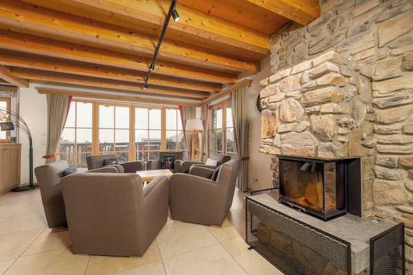 Panoramic-Chalet, 4 Schlafzimmer, Sauna (Incl. 407 EUR cleaning fee) | Wohnbereich | LCD-Fernseher, Kamin