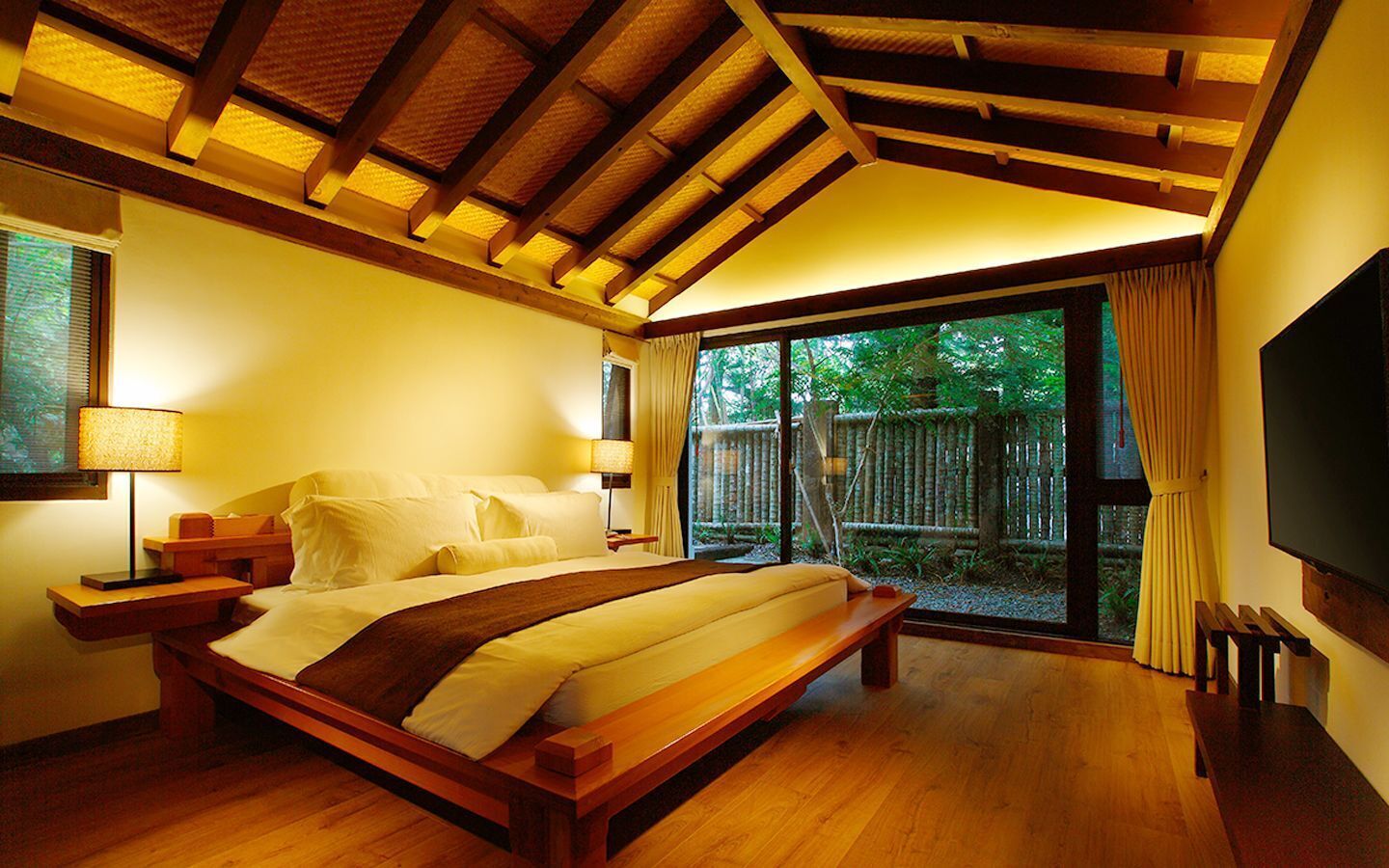Down comforters, in-room safe, blackout drapes, soundproofing