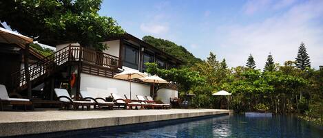 Piscine extérieure, parasols de plage, chaises longues
