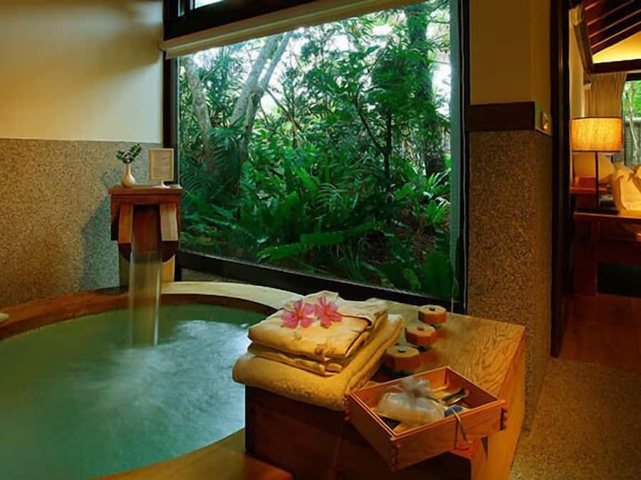 Deep soaking bathtub