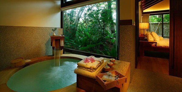 Deep-soaking bathtub