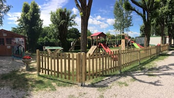 Área de juegos infantiles al aire libre