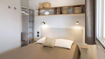 Stacaravan, 1 tweepersoonsbed, privébadkamer | Gratis wifi, beddengoed