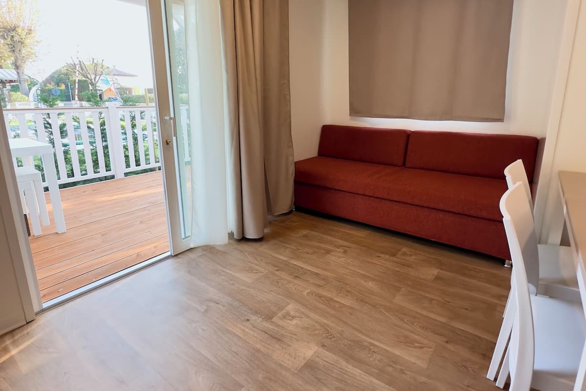 Mobile Home Confort, cuisine, vue piscine | Coin séjour