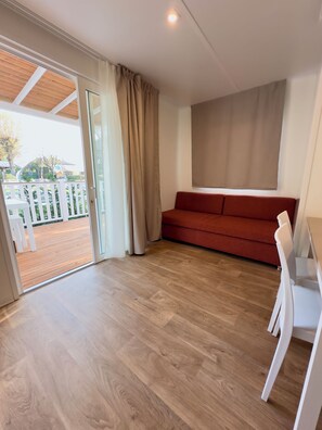 Comfort Mobile Home, Kitchen, Pool View | Living area | Table tennis - Camping Serenissima (Mestre)