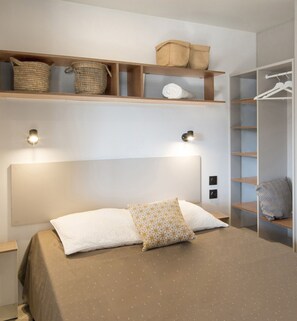 Mobile Unterkunft, 1 Doppelbett, eigenes Bad | 1 Schlafzimmer, kostenloses WLAN, Bettwäsche