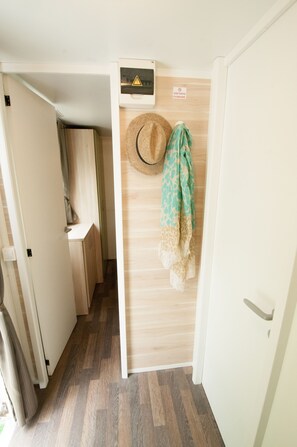 WiFi (無料)、ベッドシーツ