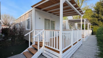 Mobile Comfort-Unterkunft, Küche, Poolblick | Terrasse/Patio