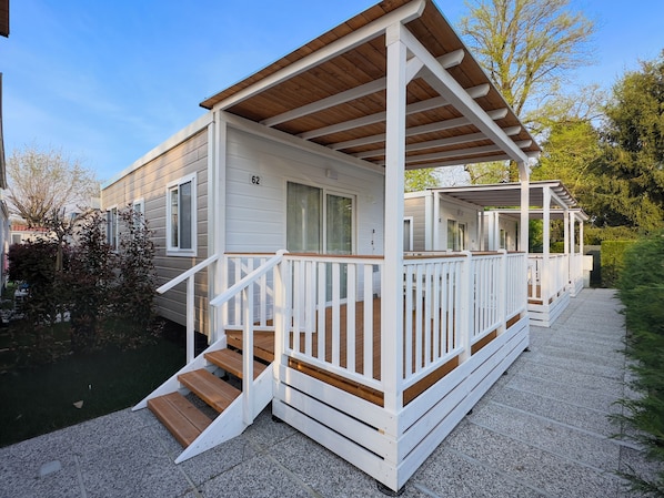 Comfort Mobile Home, Kitchen, Pool View | Terrace/patio
