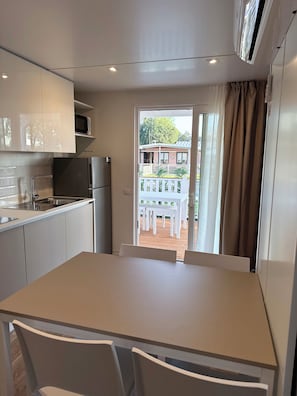 Comfort Mobile Home, Kitchen, Pool View | Private kitchen | Full-size fridge, microwave, stovetop, highchair
