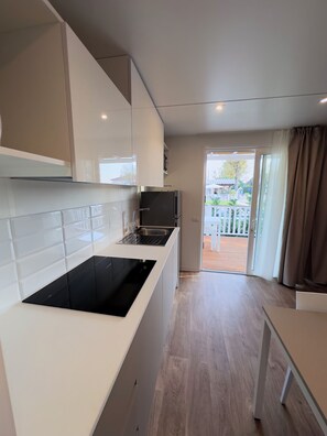 Comfort Mobile Home, Kitchen, Pool View | Private kitchen | Full-size fridge, microwave, stovetop, highchair