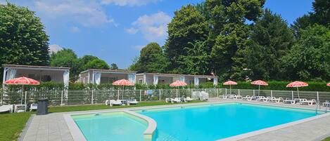 Piscine extérieure en saison