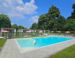 季节性开放的室外游泳池