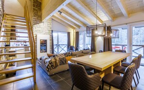 Penthouse, 4 slaapkamers, sauna | Woonruimte | Flatscreentelevisie, een iPod-dock en vloerwarming