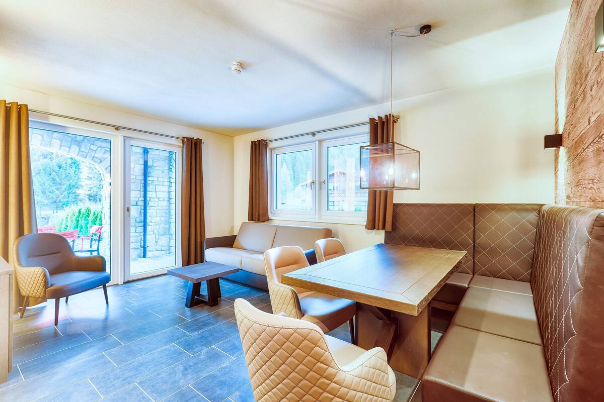 Un intérieur moderne avec un canapé, des fauteuils, une table et un banc.