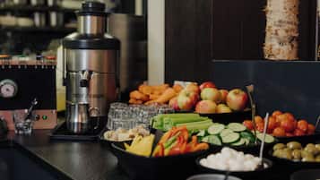 朝食 (コンチネンタル ブレックファスト)、毎日提供 (1 名様 25 EUR)