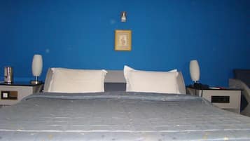 Premier Studio Suite, 1 Double Bed, Smoking, Mountain View | Premium bedding, desk, iron/ironing board, rollaway beds