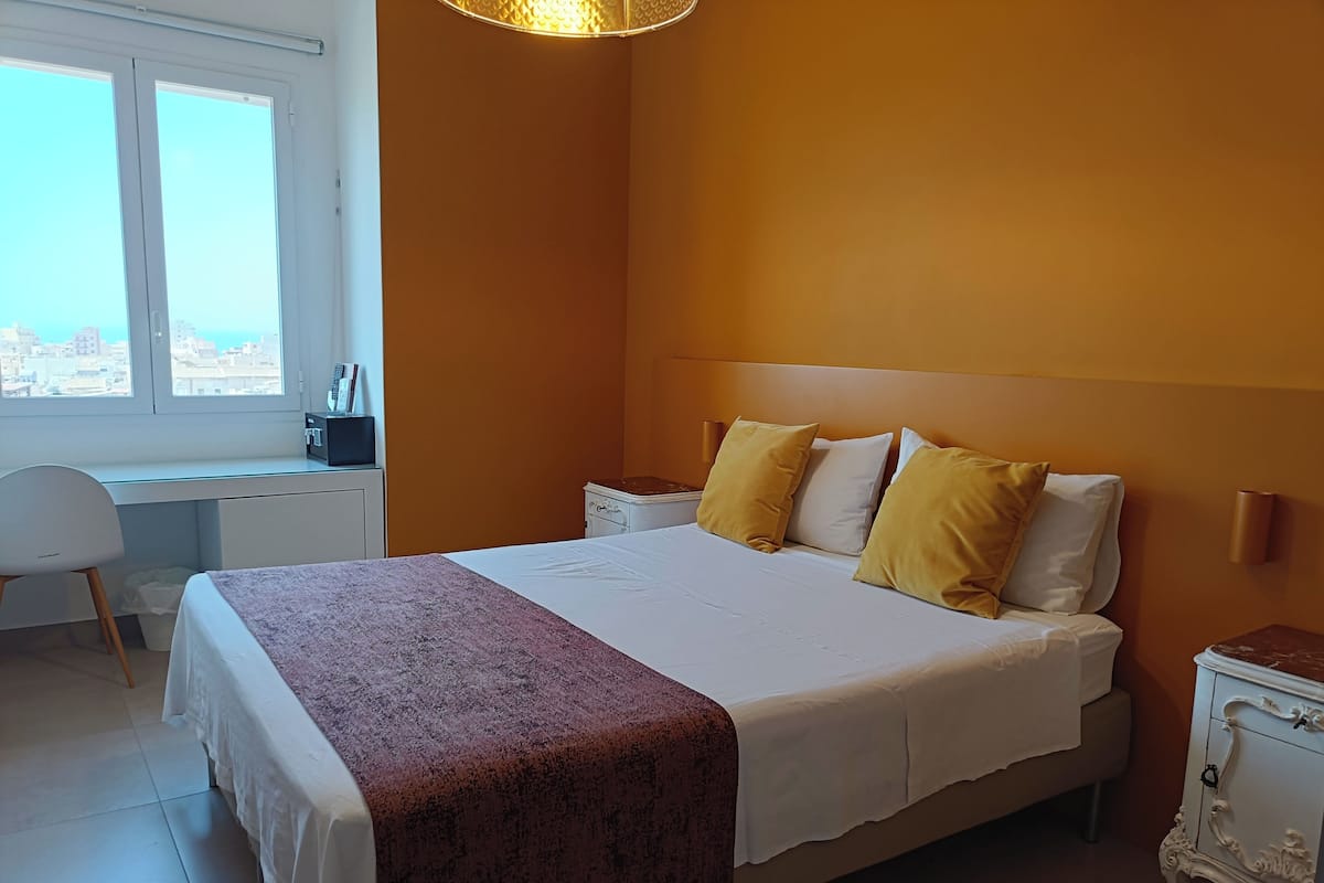 Standard Double Room | Desk, WiFi (free), bed sheets