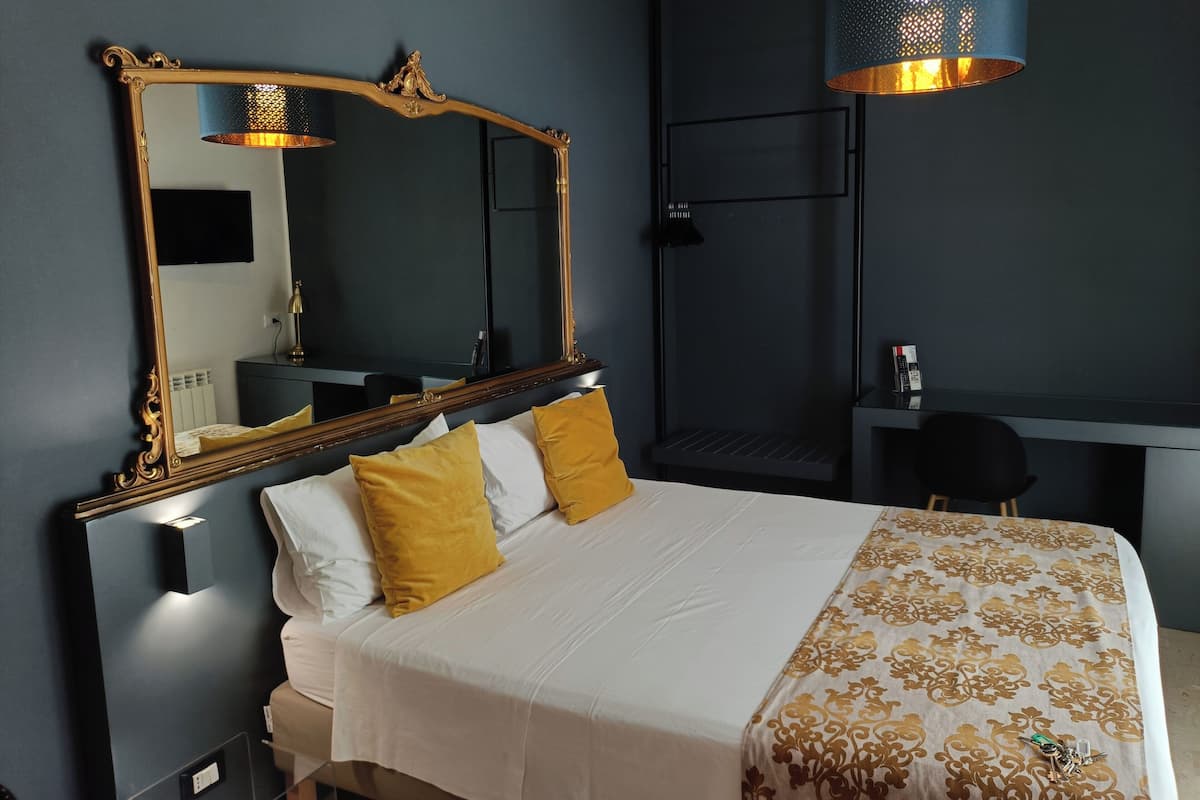Deluxe Triple Room | Desk, WiFi (free), bed sheets
