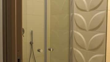Habitación doble superior | Baño | Ducha y cabezal de ducha tipo lluvia