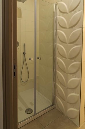 Superior Double Room | Bathroom | Shower, rainfall showerhead, free toiletries, hair dryer