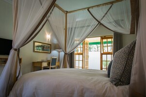 客房内保险箱、特色装修、特色家居、办公桌