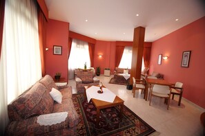 Lobby sitting area - Hotel Ramos (Silleda)