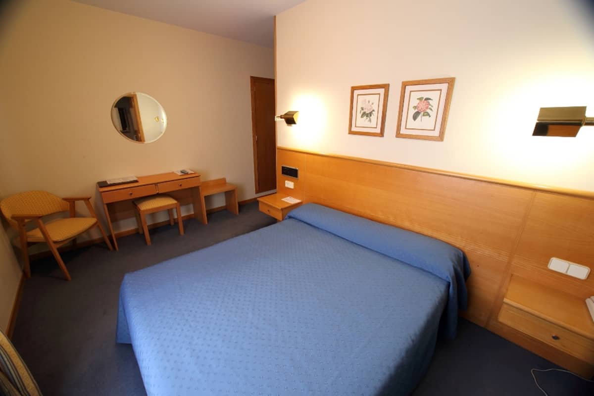 Double Room | Desk, rollaway beds, free WiFi, bed sheets