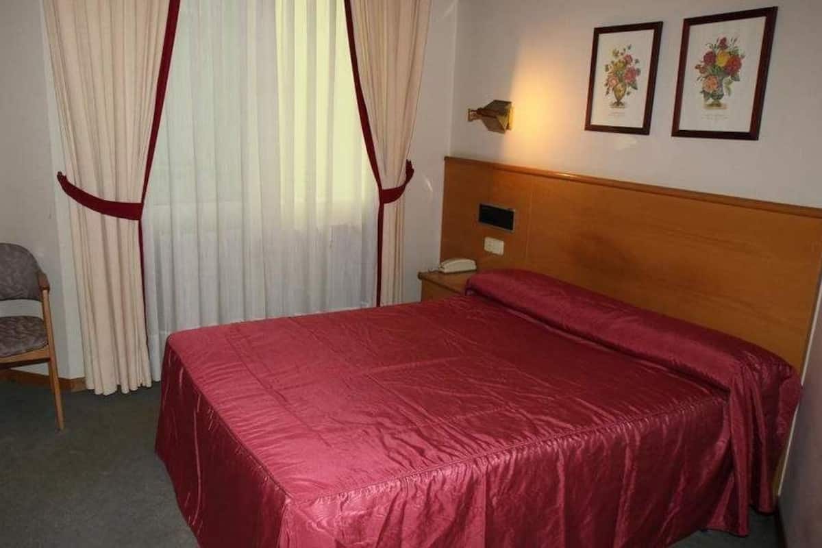 Single Room | Desk, rollaway beds, free WiFi, bed sheets