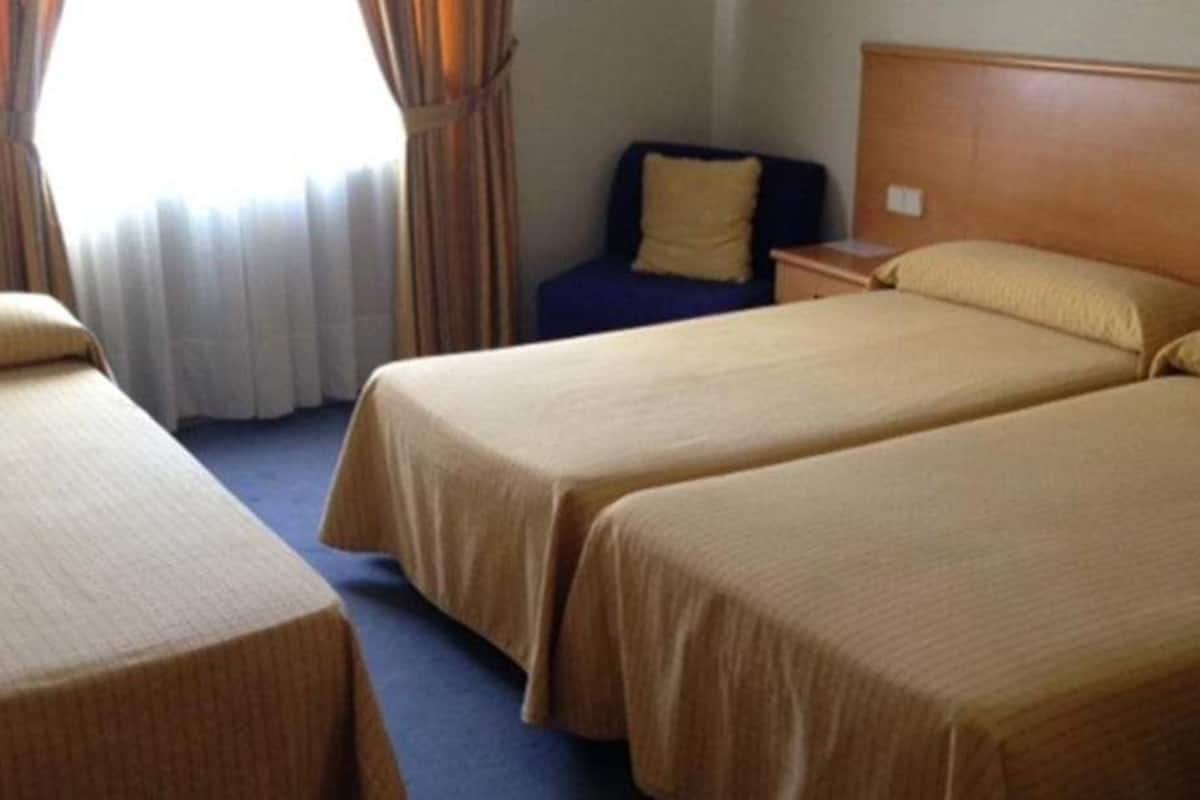 Triple Room | Desk, rollaway beds, free WiFi, bed sheets