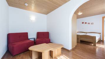 Bureau, rideaux occultants, lits bébé (en supplément), Wi-Fi gratuit