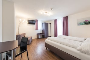Comfort Double Room | Desk, blackout drapes, cribs/infant beds, free WiFi - Hotel Engel (Emmetten)