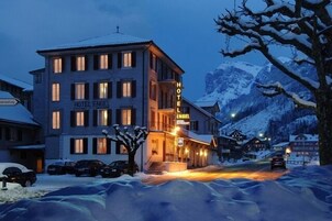 Un hotel con un cartel que dice 'HOTEL ENGEL' en un pueblo cubierto de nieve.