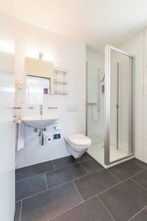 Een douche, een haardroger, handdoeken