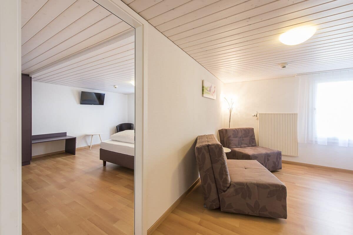 Een bureau, verduisterende gordijnen, babybedden, gratis wifi