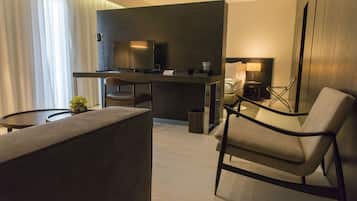 Minibar, caja de seguridad en la habitación y escritorio