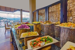 Desayuno continental diario (USD 10 por persona)