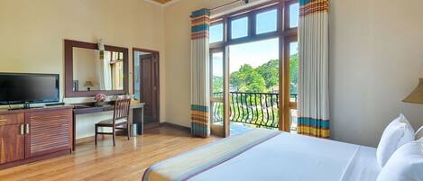 Habitación de hotel con techo de madera, cama con ropa blanca, escritorio con televisor y balcón con cortinas.