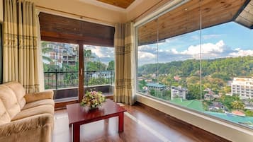 Junior Suite with Jacuzzi - East Wing | 7 phòng ngủ, bộ đồ giường cao cấp, két bảo mật tại phòng, bàn