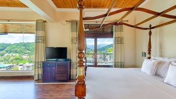 Junior Suite with Jacuzzi - East Wing | 7 bedrooms, premium bedding, in-room safe, desk