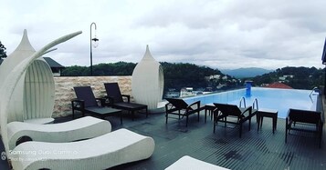 Swim-up bar