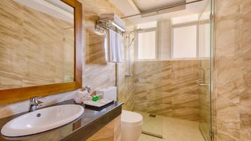 7 phòng ngủ, bộ đồ giường cao cấp, két bảo mật tại phòng, bàn