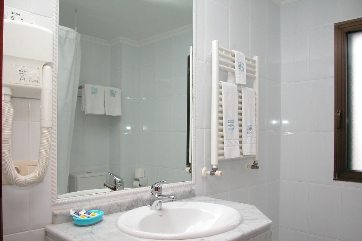 Combined shower/bathtub, free toiletries, hair dryer