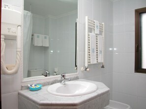 Combined shower/bathtub, free toiletries, hair dryer