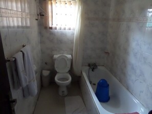 Business Suite, 1 King Bed | Bathroom | Towels