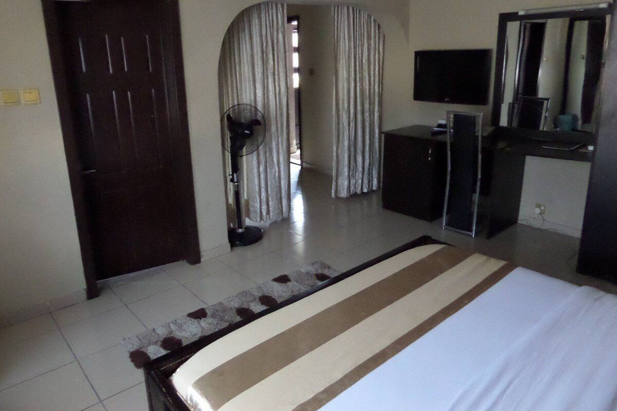 Studio, 1 Queen Bed | Desk, free WiFi