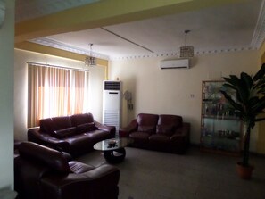 Business Suite, 1 King Bed | Desk, free WiFi